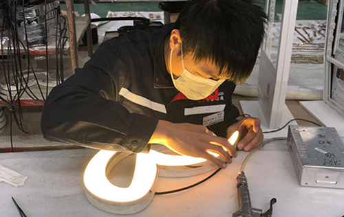 如何讓LED發(fā)光字做到防水效果？